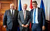 F.v.: USAs marineminister Carlos del Toro, USAs ambassadør til Danmark, Alan Leventhal, og Danmarks forsvarsminister Troels Lund Poulsen. (Foto: Det danske forsvarsministeriet)