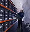 Frøhvelv Svalbard. Cary Fowler in seed vault. (Photo: Jim Richardson)