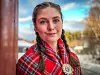 For Marte Fredly Steen (23) var det vanskelig å ta avgjørelsen om å ikle seg samekofta på samenes nasjonaldag. Likevel valgte hun å vise hvem hun er med stolthet. (Foto: Christine Karijord)