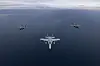 Ett Finsk F/A-18 og to norske F-35 i formasjon utenfor Andøya i Vesterålen, Nordland. Bildene er tatt fra en amerikansk KC-130J Hercules tilhørende United States Marine Corps.