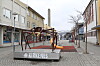 Metallskulptur med teksten #KIRKENES foran lekeplass i stille gågate