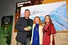 Cathrine Persson, daglig leder i Arktisk Film Norge Invest, (ytterst t.h.) tok imot prisen i Cannes.