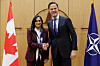 Canadas utenriksminister Anita Anand sammen med Natos generalsekretær Mark Rutte.