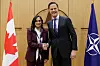 Canadas utenriksminister Anita Anand sammen med Natos generalsekretær Mark Rutte.