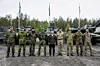 Sveriges forsvarsminister Pål Jonson (midten) flankert av oberst Daniel Rydberg, sjef for FLF Finland i Boden, og viseadmiral James Morley, nestkommanderende for JFC Norfolk.