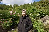 Daglig leder i Tromsø arktisk-alpine botaniske hage, Jarle W. Bjerke, foran samlingen med peoner.