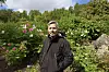 Daglig leder i Tromsø arktisk-alpine botaniske hage, Jarle W. Bjerke, foran samlingen med peoner.