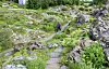 Turist på vandring i steinlandskapet.