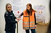 Silje Andersen, fagansvarlig for øvelser og beredskap i Vest-Finnmark sivilforsvarsdistrikt, lærer elevene hva de skal gjøre ved en kraftig forbrenning