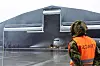Et norsk P-8 klargjøres i en hangar ved Evenes flystasjon.