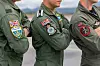 Skuldermerkene til norsk og britisk P-8-mannskap.