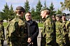 Forsvarsminister Tore O. Sandvik og sjef for Finnmarksbrigaden, brigader John Olav Fuglem, inspiserer soldatene.