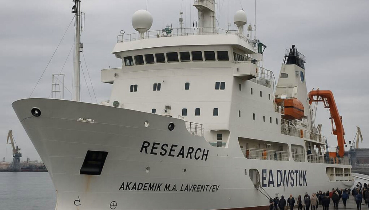 Photo: en.highnorthnews.com China and Russia Launch First Joint Arctic Sea Ice Survey on Xuelong 2