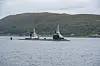 USS Delaware eskorteres inn til Grøtsund havn av slepebåter.