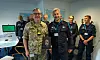 KV Hopens skipssjef Andreas Krakstad og besetningsmedlemmer på besøk hos Arktisk kommando på Grønland – her sammen med kommandoens visesjef Lars Nielsen.