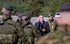 – Vi lever i en alvorlig og uforutsigbar tid. Forsvaret må bygges opp, sier forsvarsminister Tore O. Sandvik. Her er han på Porsangmoen i forbindelse med etableringen av nye avdelinger i Finnmarksbrigaden i august.