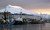 Krabbebåter til kai i Dutch Harbor, som befinner seg på øygruppen Aleutene i Alaska. (Foto: National Institute for Occupational Safety and Health / Wikimedia Commons).