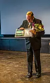 Her mottar en rørt Paavo Lipponen prisenHigh North Hero 2016. (Foto: Christine Karijord)
