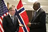 Norges forsvarsminister Bjørn Arild Gram (Sp) besøkte nylig USAs forsvarsminister Lloyd Austin (Det demokratiske partiet) ved Pentagon, og presenterte den nye langtidsplanen for norsk forsvarssektor. – USA har en spesiell rolle innenfor sikkerhet i nordområdene. USA er vår mest verdsatte, pålitelige og betydningsfulle allierte. Gjennom langtidsplanen forplikter vi oss til å styrke forholdet vårt ytterligere. Vi investerer mer i vår evne til å støtte amerikansk nærvær i Norge, uttalte Gram. (Foto: Elisabeth