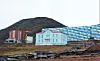 Barentsburg: Det turkise bygget var tidlegare konsulat. No er det nyrestaurert og husar museet. Konsulatet har flytta inn i bygget bak til venstra. Blokka husar leiligheiter. (Foto: Line Nagell Ylvisåker)