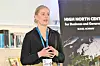 Student ved Handelshøgskolen Nord universitet, Maja Wolland Blomberg under en debatt om demografi på High North Dialogue 2022.