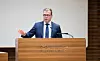 Finlands statsminister Petteri Orpo varsler innsats for å sikre næringsutvikling og livskraftige, robuste samfunn langs landets grense til Russland. Her åpner han et innledende seminar for regjeringens programmer for Nord- og Øst-Finland. (Foto: Aapo Riihimäki/Finlands regjering)