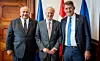 F.v.: USAs marineminister Carlos del Toro, USAs ambassadør til Danmark, Alan Leventhal, og Danmarks forsvarsminister Troels Lund Poulsen. (Foto: Det danske forsvarsministeriet)