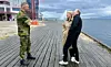 Gjester på High Noon tirsdag: De islandske forfatterne Sigríður Hagalín Björnsdóttir og Jón Kalman Stefánsson i samtale med en leder i den norske herinn; sjef for Brigade Nord, brigader Terje Bruøygard. (Foto: Astri Edvardsen)