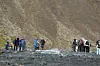 Turister på usikker lava, Island.