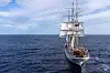 Den norske seilskuta Statsraad Lehmkuhl i Davisstredet mellom Grønland og den canadiske Baffinøya for få dager siden. Dens seilas gjennom Nordvestpassasjen, planlagt i over to og et halvt år med en av Canadas mest erfarne isloser, måtte i helga oppgis i møte med utfordrende isforhold. (Foto: André Marton Pedersen/Statsraad Lehmkuhl)
