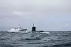 KNM Utsira, en av seks norske ubåter, sammen med fregatten KNM Otto Sverdrup. I alt har Norge fire slike fregatter. Nå er Norges fire nye ubåter under bygging i Tyskland med planlagt levering i 2029, og framover kan det se ut til at det vil legges inn bestilling på to til. Med hensyn til anskaffelse, drift og vedlikehold av nye fregatter, vil regjeringen søke et strategisk partnerskap med en nær alliert – og denne prosessen vil Stortinget ha fortgang i. (Foto: Jakob Østheim/Forsvaret)