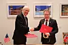 USAs ambassadør til Norge, Marc Nathanson, og Norges forsvarsminister Bjørn Arild Gram (Sp) ved signeringen av en reforhandlet tilleggsavtale om forsvarssamarbeid på fredag. Framover skal avtalen sendes på høring, og så behandles i Stortinget. (Foto: Asgeir Spange Brekke/Forsvarsdepartementet)