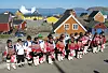Førsteklassinger på Grønland i 2007 - bor de i en dansk koloni, eller i en nasjon på vei mot selvstendighet? (Foto: Kim Hansen/Wikimedia Commons).