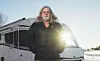 Arne O. Holm og bobilen. (Foto: Martin Losvik)