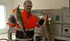 Johan-Edvard Andreassen, daglig leder hos Fiskekroken på Sør-Arnøy forteller at fergeproblemer forårsaker enorme merkostnader. Og at bedriften i perioder har sprengt kapasitet. (Foto: Privat)