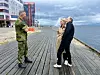 Gjester på High Noon tirsdag: De islandske forfatterne Sigríður Hagalín Björnsdóttir og Jón Kalman Stefánsson i samtale med en leder i den norske herinn; sjef for Brigade Nord, brigader Terje Bruøygard. (Foto: Astri Edvardsen)