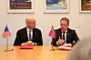 USA og Norges felles romsatsing på Andøya flystasjon kommer i forlengelsen av at basen planlegges som et av totalt åtte nye norsk-amerikanske «omforente områder». Her signerer USAs daværende ambassadør til Norge, Marc Nathanson, og forsvarsminister Bjørn Arild Gram den reforhandlede bilaterale forsvarsavtalen 2. februar. Til helga reiser Gram til USA med program både i Washington D.C. og ved Natos styrkekommando i Norfolk. (Foto: Asgeir Spange Brekke / Forsvarsdepartementet)