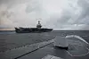 Den norske fregatten KNM Roald Amundsen ledsager USS Harry S. Truman langs norskekysten. Hangarskipet er atomdrevet, 333 meter langt, 74 meter høyt – og 78 meter bredt. Om bord er et mannskap på rundt 3200 personer, og om lag 65 fly og helikoptre. (Foto: Ørjan Andreassen/Forsvaret)
