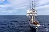 5. august kastet den norske seilskuta Statsraad Lehmkuhl loss i Nuuk, Grønland, med kurs for Nordvestpassasjen. Her er den i Davisstredet på vei mot første stopp ved Pond Indlet på den canadiske Baffinøya før isforholdene tilsa at kursen måtte endres. (Foto: André Marton Pedersen/Statsraad Lehmkuhl)