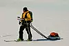 Daniel Binder, en av deltagerne i forskergruppa, måtte ta langrennskiene fatt for å dra den isgjennomtrengende radaren med seg over området som skulle undersøkes. (Foto: William Colgan/GEUS)