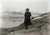 Hanna Resvoll-Holmsen fotografert ved Blomstrands havn på Svalbard, i forbindelse med geologen Adolf Hoels Spitsbergenekspedisjon 1908. (Foto: Adolf Hoel / Norsk Polarinstitutt)