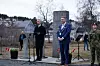 Markeringen av frigjørings- og veterandagen i Kirkeparten var òg sentralt på Stoltenbergs program i Narvik. Her er han sammen med Narviks ordfører Rune Edvardsen (Ap). (Foto: Ida Laingen/Finansdepartementet)