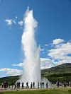 Geysiren Strokkur, en av de store turistattraksjonene på Island. (Foto: Chris from Falmouth, UK, Wikimedia commons).