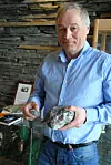 True North Gems og Leonhard Nilsen er partnere i gruveprosjektet på Grønland. Nå mangler de penger for å begynne å tjene penger på rubinene Frode Nilsen viser her. (Foto: Arne F. Finne).