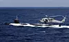 Et Sea Hawk helikopter flyr over ubåten USS New Mexico på et annet oppdrag i Atlanterhavet. (Foto: US Navy)