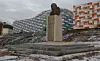 Lenin-statuen i sentrum av Barentsburg.