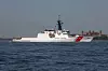 Kommer til nordnorske farvann: Det amerikanske kystvaktfartøyet USCGC Calhoun, her under en flåteuke i New York mai 2024. Fartøyet ble lansert i 2022, og er det tiende i rekken i skipsklassen National Security Cutter. (Foto: Leah Moore/USAs marine)